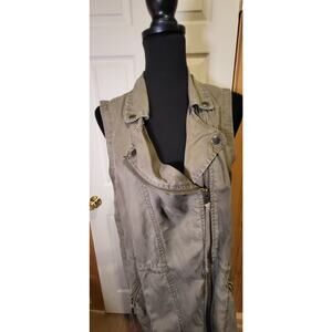 American Eagle, Size Large, olive kahcki color, vest with zipper pockets.